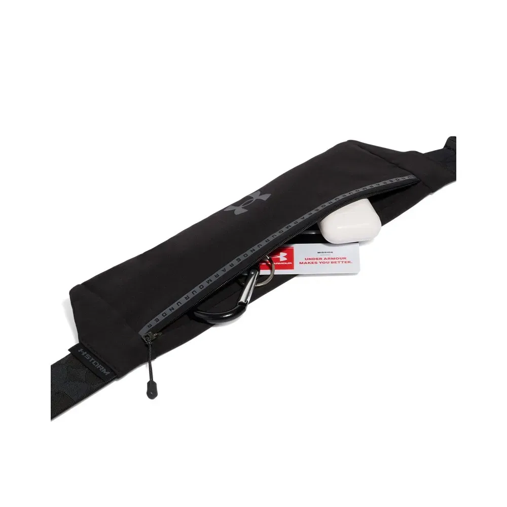 Pochete preta Under Armour Launch Run Belt com zíper aberto mostrando compartimento interno